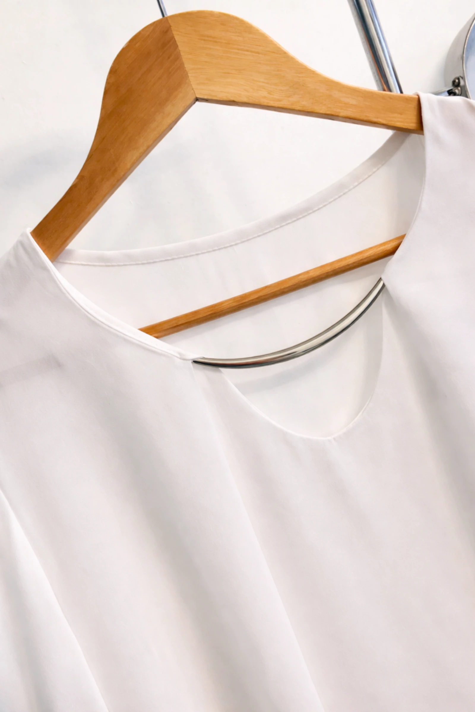 💫 Blouse blanche fluide avec détail bijou 🌟 Taille S - Neuve💫